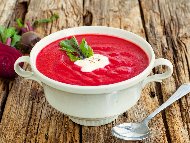 Розова крем супа с червено цвекло, картофи, тиквичка, праз лук и целина